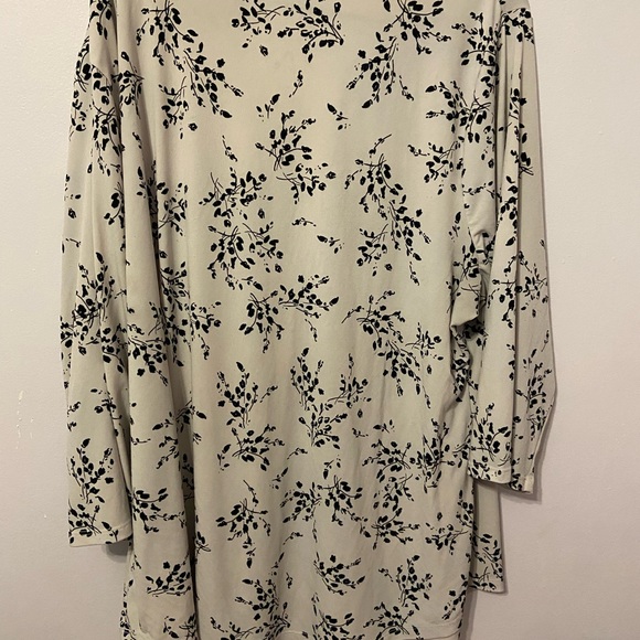 Women’s plus blouse - Picture 2 of 2